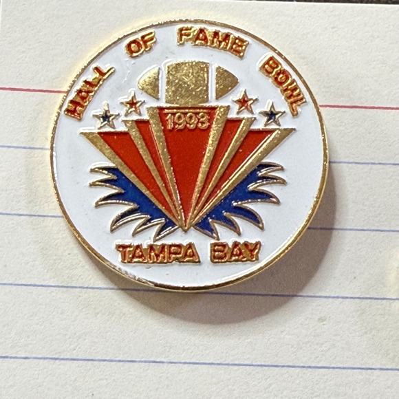 Hall of Fame Bowl 1993 Tampa Bay Pin Football Lapel Pin Collectible - Picture 1 of 2